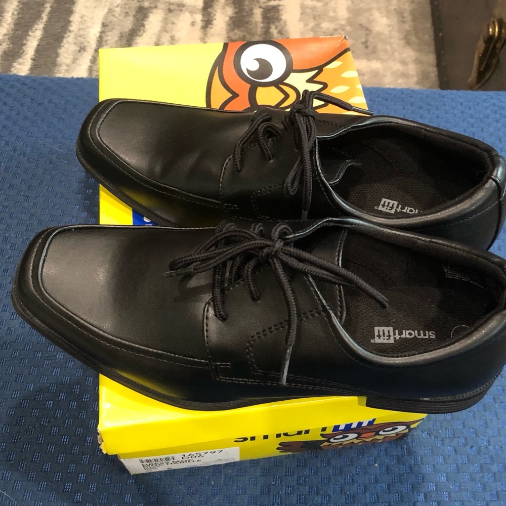 (New In Box) Smart fit big boys size 5 black dress shoes